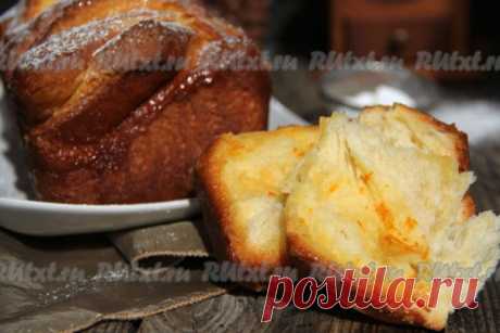 Дрожжевой пирог с лимонной начинкой от nichka. Пирог формируем в виде гармошки, благодаря такой структуре, кусочки пирога легко отделяются друг от друга. 
Для приготовления потребуется:
вода - 50 мл;
молоко - 80 мл;
сухие дрожжи - 9 г;
сливочное масло - 55 г;
сахар - 50 г;
яйцо - 2 шт.;
ванильный сахар - 12 г;
соль - 1/2 ч. л.;
мука - 450 г.
Для лимонной начинки: сахар - 50 г; сливочное масло - 50 г; цедра одного лимона; растительное масло для смазывания формы; сахарная пудра для подачи.