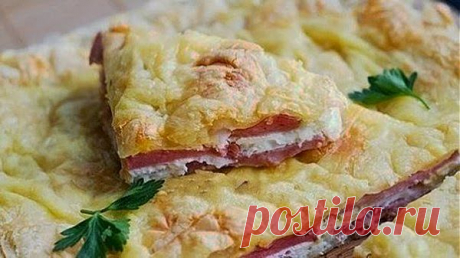 Пирог из слоеного теста с яйцами и ветчиной