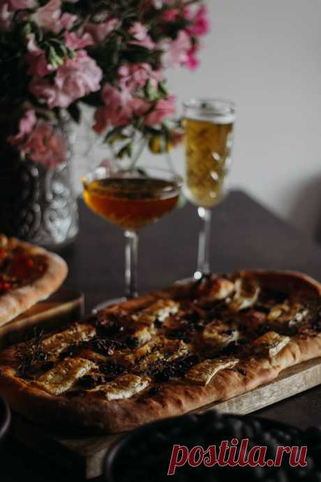 Фламмкухен (Flammekueche) - пылающий пирог - Mint & Rosemary Почти пирог, почти пицца. Первый раз я попробовала фламмкухен в Финляндии. Я села на хвост мужу, когда он собрался на север Финляндии в командировку. И вот на обратном пути мы пытались в лесах найти местечко, где можно перекусить. И тыча пальцем в навигатор, совершенно случайно оказались в горном кафе с волшебным видом на верхушки деревьев....