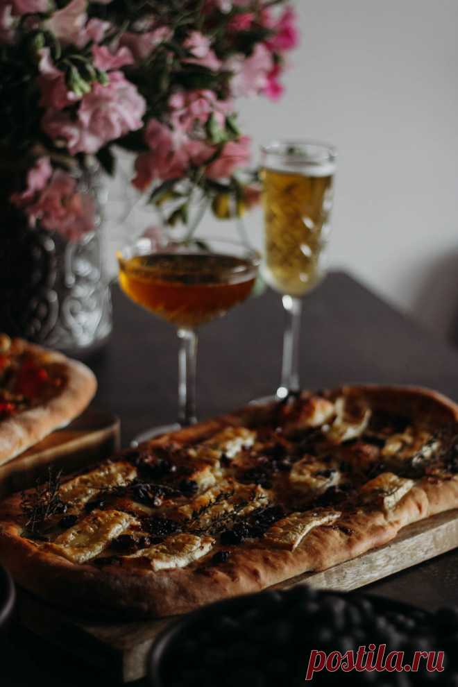 Фламмкухен (Flammekueche) - пылающий пирог - Mint & Rosemary Почти пирог, почти пицца. Первый раз я попробовала фламмкухен в Финляндии. Я села на хвост мужу, когда он собрался на север Финляндии в командировку. И вот на обратном пути мы пытались в лесах найти местечко, где можно перекусить. И тыча пальцем в навигатор, совершенно случайно оказались в горном кафе с волшебным видом на верхушки деревьев....