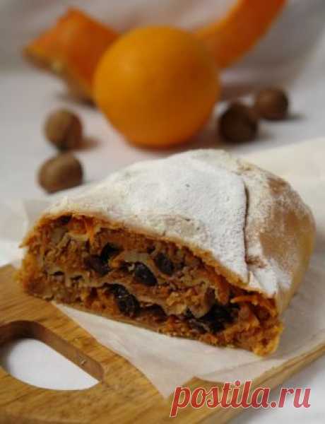 Штрудель с тыквой, изюмом и орехами Потрясающе вкусный, ароматный, сочный - об этом десерте можно говорить, используя только восторженные выражения.Тесто:- 300 г муки- 2 яйца- 60 мл воды- 60 г + 2 ст. л. растительного масла без запахаЗамесить тесто, положить в плотный пакет, влить 2 ст...