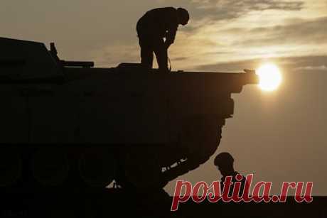 Ветеран ВС США рассказал о недостатках танка Abrams. Американские танки M1A1 Abrams, которые США передали Украине, отличаются недостаточной проходимостью, сообщил ветеран Вооруженных сил (ВС) США Станислав Крапивник. По его словам, обещанные Киеву 30 танков не смогут изменить ситуацию на поле боя, а их обслуживание и ремонт станут проблемой.