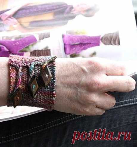Pretty Twisted cuffs: Knitty First Fall 2011