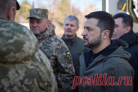 В США раскрыли планы Зеленского в отношении Залужного. Бывший помощник заместителя министра обороны США Стивен Брайен в своей статье для Asia Times выразил мнение, что украинский лидер Владимир Зеленский готовится арестовать главнокомандующего Вооруженных сил Украины Валерия Залужного, так как произошел раскол между администрацией президента и военными.