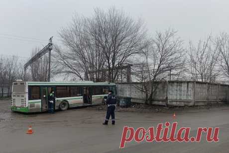 В Ростовской области пассажирский автобус въехал в дерево. В городе Каменске-Шахтинском Ростовской области пассажирский автобус въехал в дерево, пострадали 13 человек.