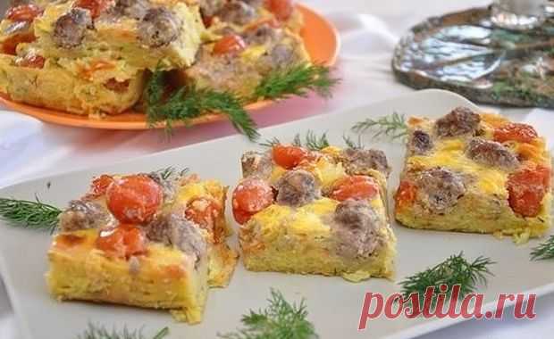 Картофельная запеканка с мясными шариками и помидорами черри.