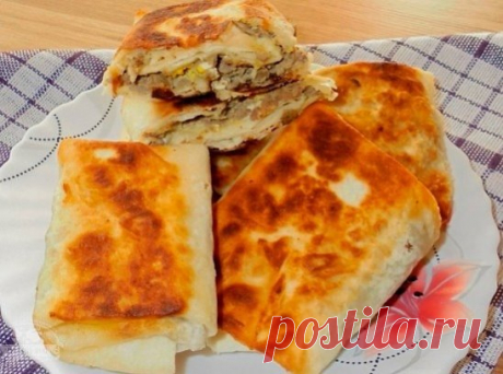 Пирожки с мясом  из лаваша.
Ингредиенты:
Лаваш – 2-4 шт. 
Мясной фарш – 500 г
Репчатый лук – 2-3 шт.
Растительное масло
Майонез или кетчуп – 5 ст. л.
Приготовление:
Фарш обжарить в масле до полуготовности. 
Потом добавить к нему нарезанный репчатый лук, перемешать и жарить до полной готовности. 
Делим лаваши, смазываем каждый майонезом, кладем начинку, а потом заворачиваем. 
Обжарить в масле до хрустящей корочки.
Конвертики с ветчиной и сыром из лаваша
Ингредиенты:
Ветчина —