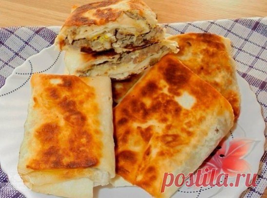Пирожки с мясом (фаршем) из лаваша.
Ингредиенты:
Лаваш – 2-4 шт. 
Мясной фарш – 500 г
Репчатый лук – 2-3 шт.
Растительное масло
Майонез или кетчуп – 5 ст. л.
Приготовление:
Фарш обжарить в масле до полуготовности. 
Потом добавить к нему нарезанный репчатый лук, перемешать и жарить до полной готовности. 
Делим лаваши, смазываем каждый майонезом, кладем начинку, а потом заворачиваем. 
Обжарить в масле до хрустящей корочки.
Конвертики с ветчиной и сыром из лаваша
Ингредиенты:
Ветчина —