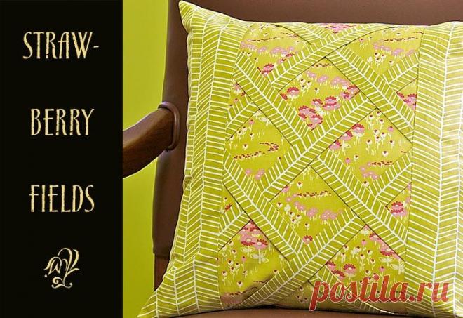 День Земли: "Клубничные Поля" Подушка | Sew4Home