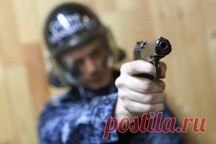 Сотрудник МВД застрелил отца и сестру бывшей супруги и совершил суицид. В Дагестане полицейский застрелил отца и сестру бывшей жены, после чего покончил жизнь самоубийством. Преступление было совершено в городе Буйнакск. Отмечается, что мужчину и его дочь сотрудник МВД убил из табельного оружия. Причины и обстоятельства произошедшего устанавливаются.