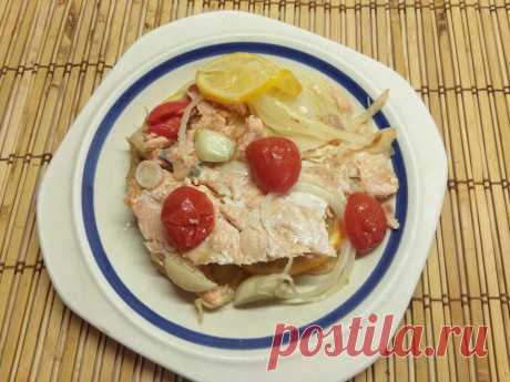 Лосось запеченный с черри, луком и лимоном