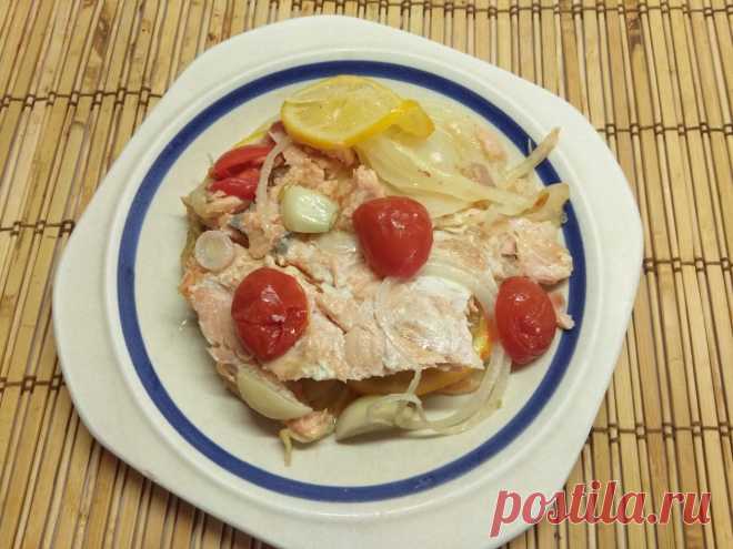 Лосось запеченный с черри, луком и лимоном