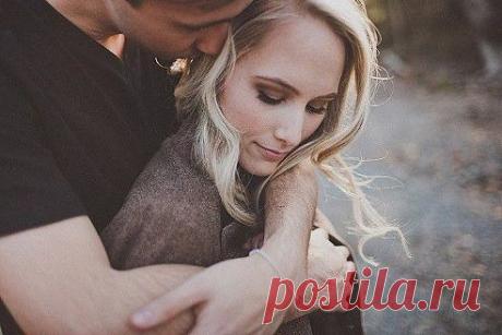 Доверяйте любимым, не ищите изъяна,
Не пытайтесь поймать хоть пол-слова обмана...
В мелочах не копайтесь, в прошлой жизни не ройтесь.
Доверяйте... Любите...просто так и не бойтесь.
Научитесь любить без упрёков... укоров...
Без истерик и сцен... Без чужих разговоров.
Доверяйте любимым и любите без фальши.
Наша жизнь мимолётна... Будьте в ней настоящ...