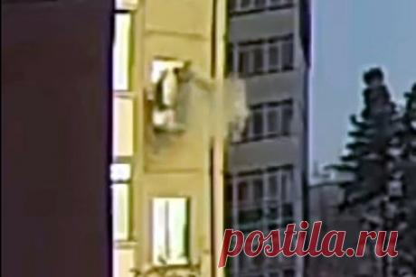 Россиянин погиб из-за взрыва самогонного аппарата в многоэтажном доме. В Железногорске Красноярского края один человек погиб из-за взрыва в многоэтажном доме. Момент происшествия попал на видео. Предварительно, взорвался самогонный аппарат. В результате хозяину квартиры оторвало обе руки, он скончался от потери крови в машине скорой помощи. Возбуждено уголовное дело.