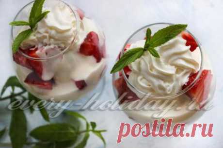 Клубника со сметаной и сахаром