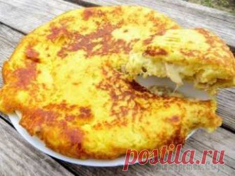 Картофельная лепешка с курицей и сыром.