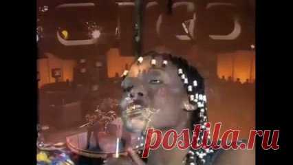 Гурт «Поющие гитары» вкрав пісню “One way ticket” 1959р. від амеріканського виконавця Neil Sedaka та видали її за свою «Синий, синий иней» у 1970р. А у 1982р. те саме зробил гурт  «Здравствуй песня» та ще раз вкрав ту саму пісню тільке вже у гурта «Eruption» 1978р.