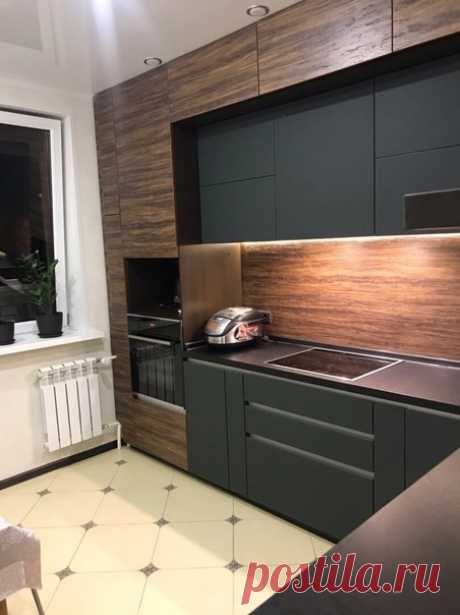 Лаконичная угловая кухня в темных цветах.