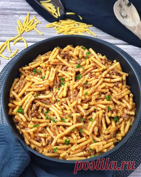 One Pot Makkaroni alla mamma sind ultralecker und stehen nach 30 Minuten auf dem Tisch. Du brauchst für diese leckere Nudelpfanne nur wenige, einfache Zutaten. Die Zubereitung ist super schnell erledigt und das Ergebnis köstlich.