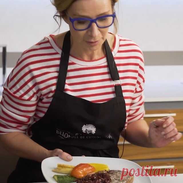 Сохраните себе рецепт от Ники Белоцерковской.
⠀
◾️2 стейка из говядины
◾️1 кг сладкого красного лука
◾️150 мл красного сухого вина
◾️100 г мёда
◾️60 мл винного уксуса
◾️50 мл оливкового масла
◾️4 веточки тимьяна свежего
◾️2 веточки свежего розмарина
◾️Овощи на гриле по вкусу
◾️Соль по вкусу
⠀
#bork_рецепты #bork_com #ПродуманноеПревосходство