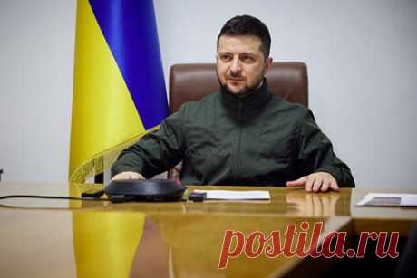 Зеленский подписал закон о тюрьме за съемку украинских военных. Президент Украины Владимир Зеленский подписал закон, устанавливающий уголовную ответственность за несанкционированную публикацию сведений о перемещении подразделений Вооруженных сил Украины. Документ вводит новую статью в Уголовный кодекс, согласно которой за съемку украинских военных будут сажать на срок до 12 лет.