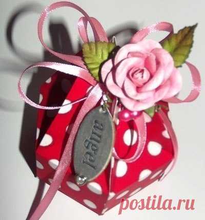 Шестигранная коробочка для подарка.