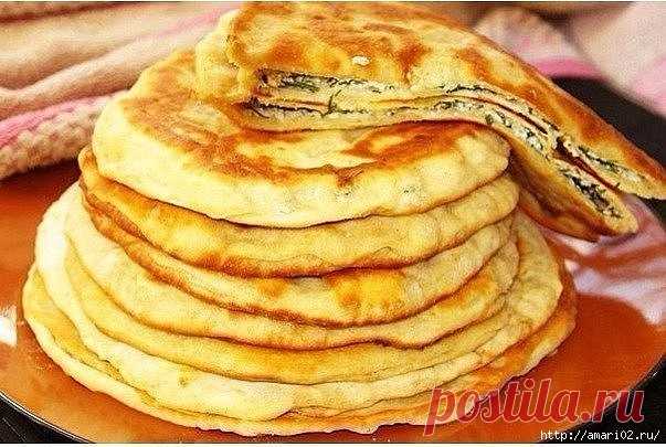 Лепёшки на минеральной воде с яично-луковой начинкой.