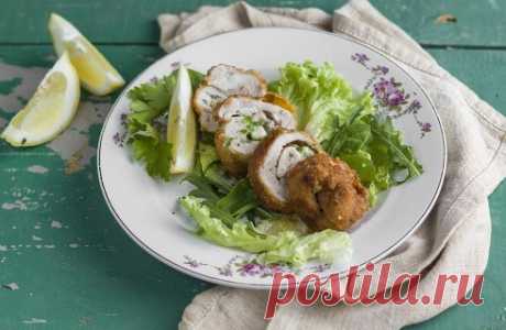Хрустящие котлеты по-киевски.
Классический рецепт вкуснейших сочных котлет по-киевски из куриного филе с ароматной начинкой из сливочного масла и петрушки.