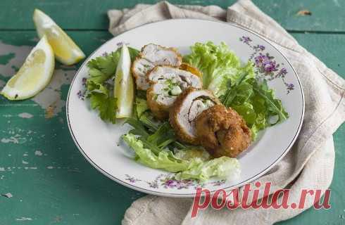 Хрустящие котлеты по-киевски.
Классический рецепт вкуснейших сочных котлет по-киевски из куриного филе с ароматной начинкой из сливочного масла и петрушки.