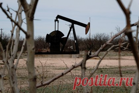 Морской экспорт российских нефтепродуктов вырос в марте. Агентство Reuters со ссылкой на собственные расчеты и данные источников в отрасли сообщило, что экспорт российских нефтепродуктов морским путем вырос в марте на 17,3 процента в месячном исчислении. Эксперты объясняют это накоплением объемов в прошлом месяце на фоне введения эмбарго ЕС.