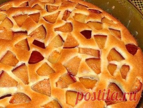 Пирог фруктовый (очень легкий).

Ингредиенты:
-2 яйца
-1 стакан (250 мл) сахара
-1 ч. ложка соды
-0.5 стакана растительного масла (можно положить меньше)
-2 стакана муки
-1 стакан молока
-Ванилин
-Фрукты

Готовится пирог очень легко. Взбиваем яйца с сахаром, добавляем масло. молоко, ванилин и муку, перемешанную с содой. Выливаем это тесто в форму, смазанную маслом и посыпанную мукой. Сверху выкладываем фрукты. Можно использовать как свежие, так и замороженные. У меня слива...