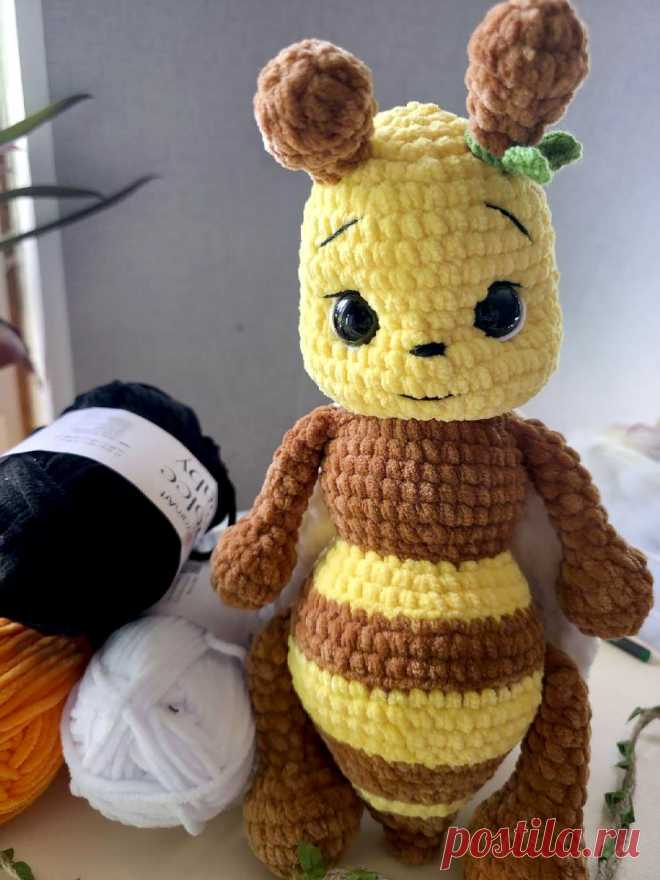 PDF Луна и Пчелёнок крючком. FREE crochet pattern; Аmigurumi toy patterns. Амигуруми схемы и описания на русском. Вязаные игрушки и поделки своими руками #amimore - плюшевая пчела, большая пчелка из плюшевой пряжи, пчелёнок.