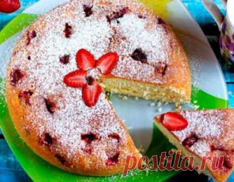 Шарлотка с клубникой в духовке и в мультиварке: 5 рецептов