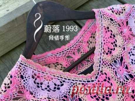 Платье крючком из мотивов «Розовый с голубым»