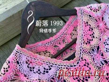 Платье крючком из мотивов «Розовый с голубым»