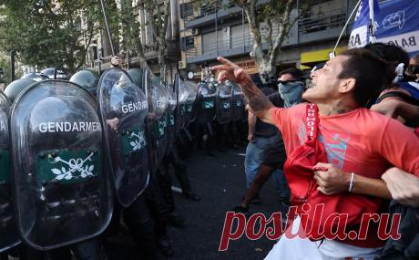 В Аргентине обстреляли резиновыми пулями протестующих против реформ Милея. Оппозиция попросила полицейских не применять силу против протестующих и обвинила министра обороны Патрисию Буллрич в попытке создать в Аргентине диктатуру