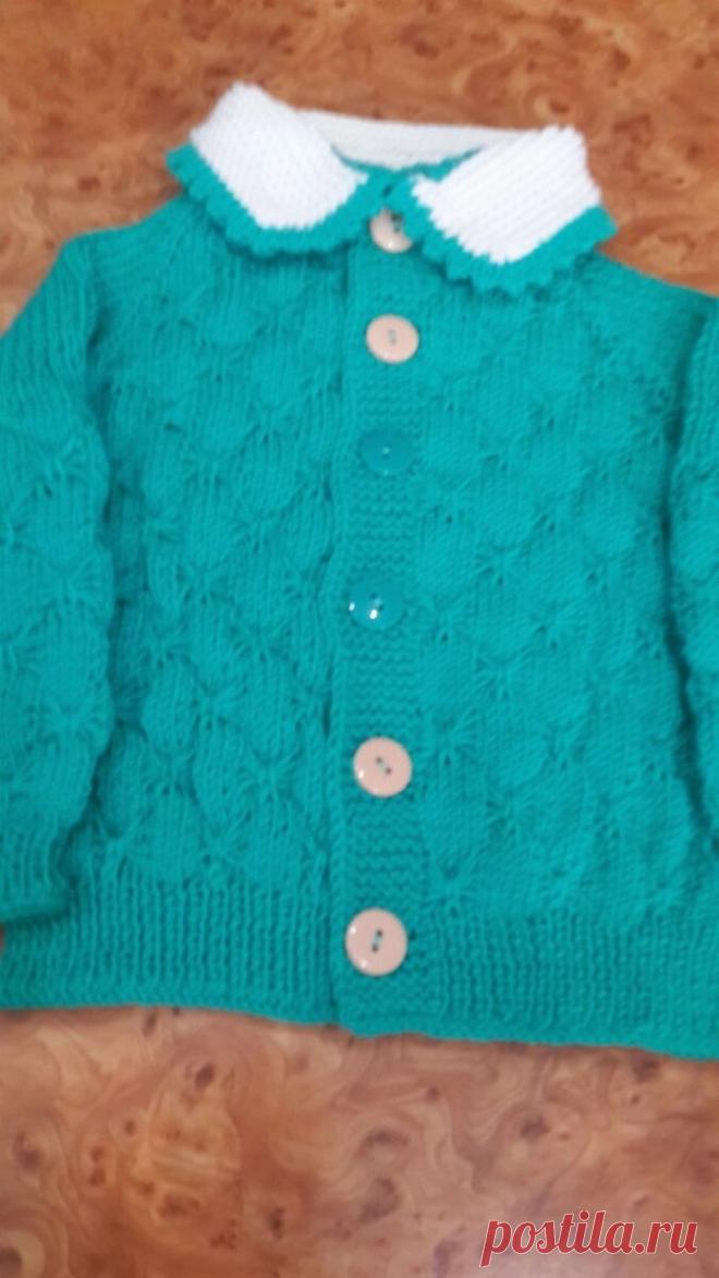 Детский комплект узором «Бабочки» спицами на малышку 3-6 месяцев.