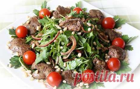 Теплый салат с куриной печенью и рукколой