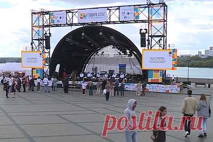 В Новосибирске впервые прошел гастрономический фестиваль «В Сибири есть!». В Новосибирске 27 и 28 августа прошел первый гастрономический фестиваль «В Сибири есть!», посвященный сибирской кухне. Так, на Михайловской набережной развернулись более 40 уличных кафе и ресторанов. Помимо общепита, в фестивале приняли участие местные производители продуктов: сыровары и компании по изготовлению меда.