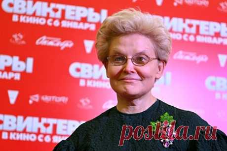 Малышева похвасталась елкой в подъезде и расстроила россиян. Врач-терапевт и ведущая Первого канала Елена Малышева опубликовала в Instagram пост, в котором рассказала, что ежегодно украшает елку у себя в подъезде. Одни пользователи Instagram в комментариях пожаловались на невозможность поставить новогоднее дерево у себя на площадке, а другие обвинили Малышеву в хвастовстве.