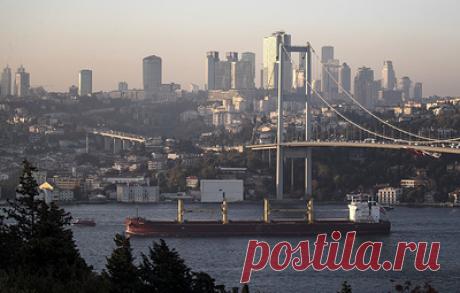 В Турции заявили о нормализации работы морского коридора по вывозу зерна с Украины. Глава Минобороны страны Хулуси Акар отметил, что Анкара предпринимает необходимые усилия по продлению зерновой сделки