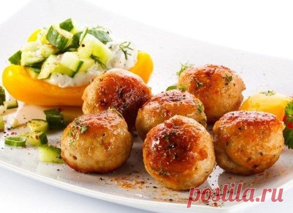 Вкуснейшие тефтели. 

Ингредиенты: 
Фарш - 500 г 
Картофель - 1 кг 
Морковь - 2-3 шт. 
Яйца - 3 шт. 
Лук - 1-2 шт. 
Сыр (тертый) - 250 г 
Кукурузный крахмал (можно картофельный или просто муку) - 2 ст. ложки 
Соль, перец - по вкусу 
Подлива: 
Сливки - 100 мл 
Томатный сок - 100 мл 
Чеснок 
Соль 

Приготовление: 
Картофель и морковь натереть на тёрке , добавить фарш, яйцо, соль, крахмал, перец и лук, сделать тефтели. 
Уложить в форму для запекания, залить подливкой (кто кот...