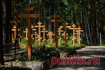 В России осквернили кладбище и порвали установленный на одной из могил флаг-имперку