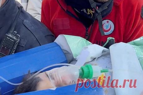 Спустя 162 часа после землетрясения в Турции спасли подростка. Стамбульские пожарные достали из-под завалов в турецкой провинции Хатай 16-летнюю девушку по имени Айше (Рим Халед Наасани) спустя 162 часа после землетрясения. В пожарном департаменте муниципалитета Стамбула уточнили, что операция по спасению длилась почти сутки.