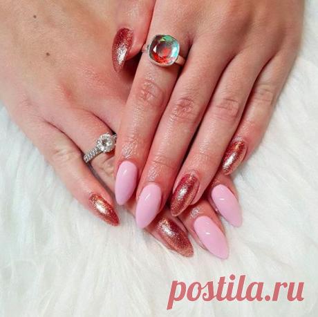 Розовый маникюр с золотом: 25 фото идей красивого дизайна ногтей