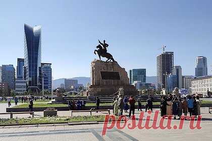 Россиянам раскрыли дешевый способ выехать за границу без очередей. Пока на границе России с Казахстаном и Грузией большие очереди из людей, россиянам рекомендовали выезжать из страны через Монголию. Дешевле и быстрее всего отправиться туда на автобусе или автомобиле из Бурятии. Так, например, из Улан-Удэ в Улан-Батор путешественников возит рейсовый автобус.