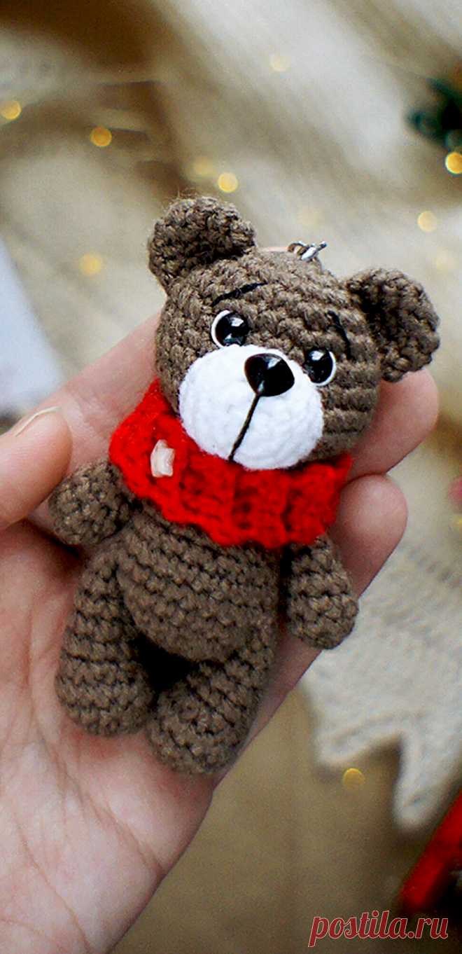 PDF Мишка брелок крючком. FREE crochet pattern; Аmigurumi animal patterns. Амигуруми схемы и описания на русском. Вязаные игрушки и поделки своими руками #amimore - медведь, маленький медвежонок, брелок в виде мишки.