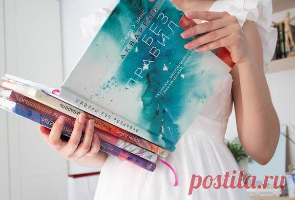 Совершать открытия — это прекрасно, но хорошо, когда есть что-то родное, то что с нами уже много лет. Для МИФа и его рисующих читателей такими стали серии книг Джин Хейнс, Билли Шоуэлл и Феликса Шайнбергера. ⠀ «Мир акварели», «Акварель без правил», «Атмосферная акварель» и «Живые цветы акварелью» — это книги про свободу, цвет и акварельную экспрессию. Особенность рисунков Джин Хэйнс в том, что они делаются без предварительного наброска. Автор училась в Китае и сотрудничала с мастерами из Индии…