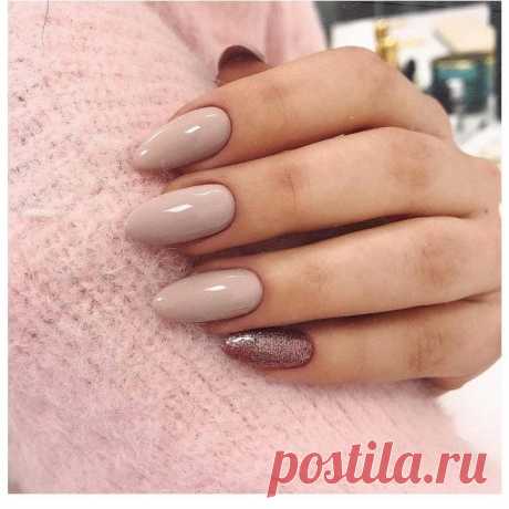 Бежевый маникюр на овальных ногтях (59 фото)