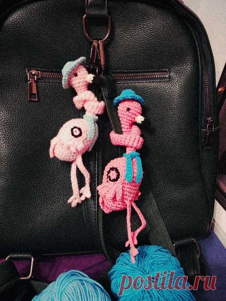PDF Фламинго Завязинго крючком. FREE crochet pattern; Аmigurumi toy patterns. Амигуруми схемы и описания на русском. Вязаные игрушки и поделки своими руками #amimore - розовый фламинго из обычной пряжи, птицы, птичка.